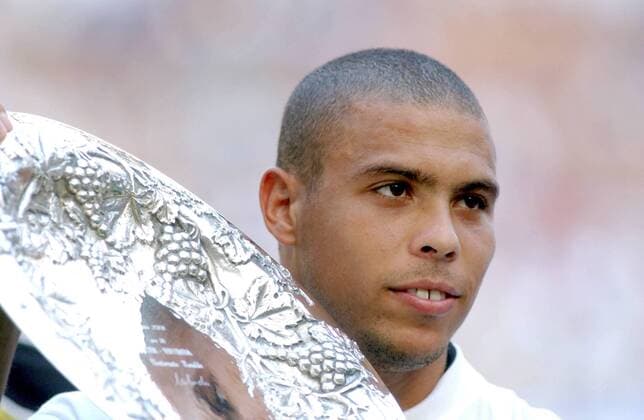 Ronaldo (Inter) präsentiert seine Trophäe Fußball Herren Serie A 2001 2002, 1. Italienische Liga, Testspiel, Saisonvorbereitung, FC Internazionale Mailand Einzelbild Giuseppe Meazza Stadion San Siro Mailand