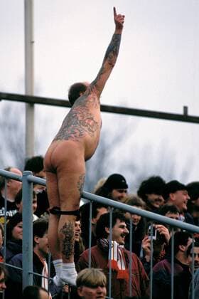 Nackter und tätowierter jubelnder Fußballfan Fußball 1. BL Herren Saison 1993 1994, Fußballfans, Fan, Fans, Eintracht Frankfurt Einzelbild Waldstadion Frankfurt M. Komik