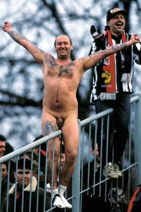 Nackter und tätowierter jubelnder Fußballfan Fußball 1. BL Herren Saison 1993 1994, Fußballfans, Fan, Fans, Eintracht Frankfurt Einzelbild Waldstadion Frankfurt M. Freude,