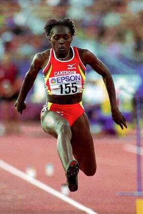 Francoise Mbango Etone (Kamerun) Leichtathletik WM Damen Weltmeisterschaft 2001, Nationalmannschaft, Nationalteam, Nationaltrikot, Dreisprung Einzelbild Commonwealth Stadium, Stadion Edmonton Dynamik,