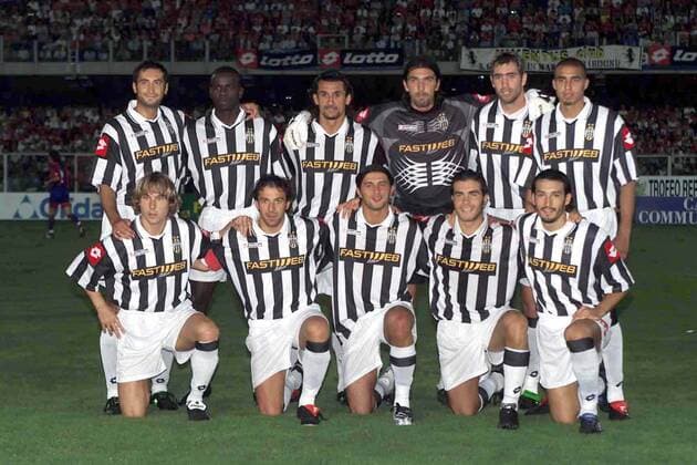 Mannschaftsfoto Juve hinten v.li.: Mark Iuliano, Lilian Thuram, Michele Paramatti, Torwart Gianluigi Buffon, Igor Tudor, David Trezeguet, vorn: Pavel Nedved, Alessandro Del Piero, Alessio Tacchinardi, Enzo Maresca und Gianluca Zambrotta Fußball Herren Serie A 2001 2002, 1. Italienische Liga, Test, Testspiel, Saisonvorbereitung, Juventus Turin, Vdig Totale Stadio Delle Alpi Turin