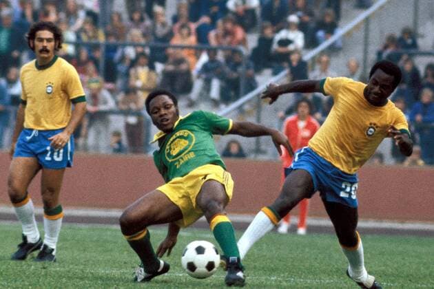 Edu (Brasilien, re.) gegen Raymond Bwanga (Zaire) Fußball WM Herren Weltmeisterschaft 1974, Nationalmannschaft, Nationalteam, Nationaltrikot Gruppe Waldstadion Frankfurt M. Dynamik
