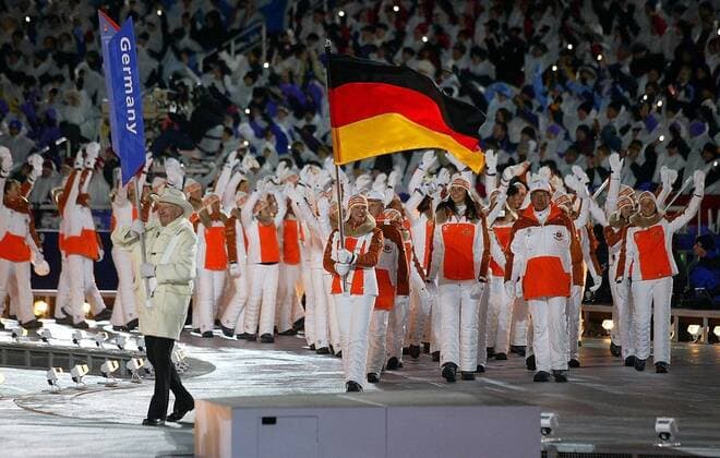 Einmarsch der deutschen Delegation - Fahnenträgerin Hilde Gerg (Deutschland) und das deutsche Olympiateam Alpiner Skilauf OS Winter Damen Olympische Winterspiele 2002, Spiele, Olympia, Olympiade, Eröffnungsfeier, Eröffnung, Feier Totale Rice Eccles Stadium, Eröffnungszeremonie Salt Lake City Utah