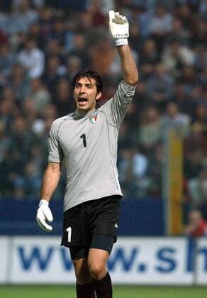Torwart Gianluigi Buffon (Italien) gibt Anweisungen Fußball Länderspiel Herren Weltmeisterschaftsqualifikation 2001, WM-Qualifikation, Nationalmannschaft, Nationalteam Einzelbild Stadio Ennio Tardini Parma