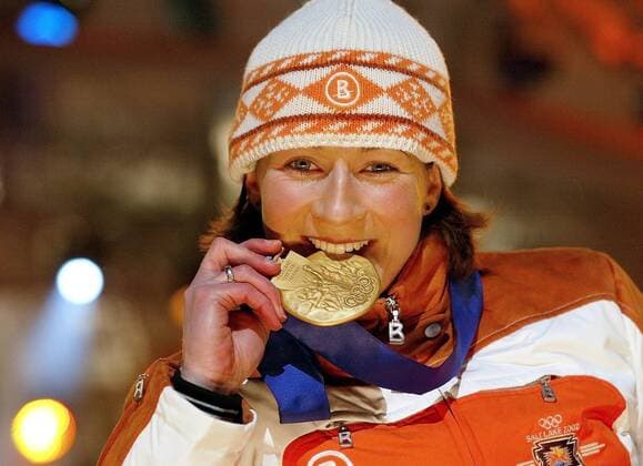 Claudia Pechstein (Deutschland) beißt auf ihre Goldmedaille Eisschnellauf OS Winter Damen Olympische Winterspiele 2002, Olympia, Olympiade, Spiele, Eisschnellaufen, Eisschnelllauf Porträt Olympic Oval Salt Lake City Utah Freude,