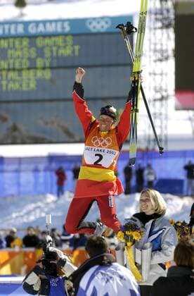 Johann Mühlegg (Spanien) - Siegesjubel Nordischer Skilauf OS Winter Herren Olympische Winterspiele 2002, Olympia, Olympiade, Spiele, Skisport, Ski Nordisch, Langlauf Gruppe Soldier Hollow Salt Lake City Utah Freude, Begeisterung,