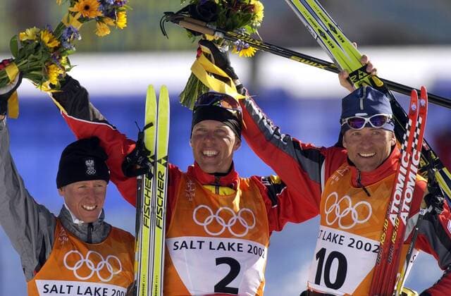 Johann Mühlegg (Mitte), Christian Hoffmann (re.) und Mikhail Botvinov (beide Österreich) - Siegerehrung Nordischer Skilauf OS Winter Herren Olympische Winterspiele 2002, Olympia, Olympiade, Spiele, Skisport, Ski Nordisch, Langlauf Gruppe Soldier Hollow Salt Lake City Utah Freude,