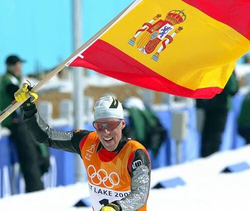Doppelolympiasieger Johann Mühlegg (Spanien) läuft mit der spanischen Nationalfahne ins Ziel Nordischer Skilauf OS Winter Herren Olympische Winterspiele 2002, Olympia, Olympiade, Spiele, Skilanglauf, Langlauf, Ski Nordisch, Einzelbild Soldier Hollow Salt Lake City Utah Freude,