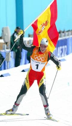 Doppelolympiasieger Johann Mühlegg (Spanien) läuft mit der spanischen Nationalfahne ins Ziel Nordischer Skilauf OS Winter Herren Olympische Winterspiele 2002, Olympia, Olympiade, Spiele, Skilanglauf, Langlauf, Ski Nordisch, Einzelbild Soldier Hollow Salt Lake City Utah Freude,