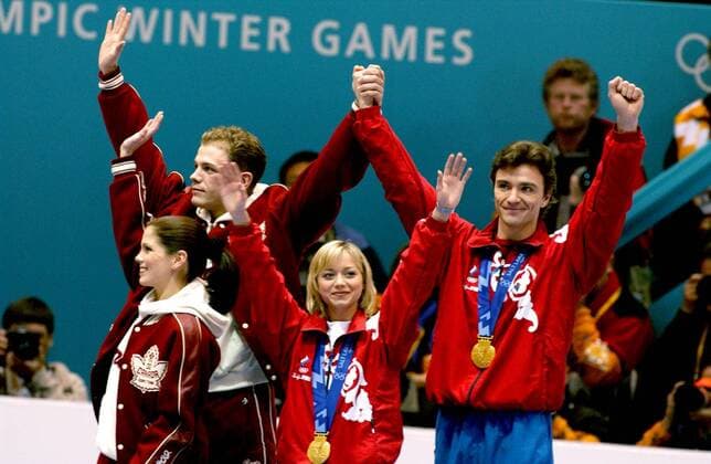 Elena Berezhnaya und Anton Sikharulidze (Rußland, rechts), Jamie Sale und David Pelletier (Kanada) - wiederholte Siegerehrung, beide Paare erhalten Gold Eiskunstlauf OS Winter Olympische Winterspiele 2002, Olympia, Olympiade, Spiele, Eiskunstlaufen, Paarlauf, Paarlaufen, Paar Gruppe Ice Center, Bereschnaia, Bereshnaia, Bereznaia Salt Lake City Utah, Sikharulidse, Sicharulidse Freude,