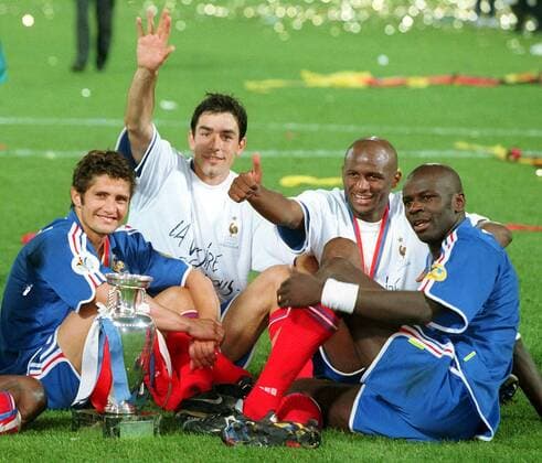 Ein glückliches Quartett, v.li.: Bixente Lizarazu, Robert Pires, Patrick Vieira und Lilian Thuram (alle Frankreich) Fußball EM Herren Europameisterschaft 2000, Länderspiel, Nationalmannschaft, Nationalteam, Nationaltrikot, Finale, Gruppe De Kuip Rotterdam Glück, Ruhe Freude,