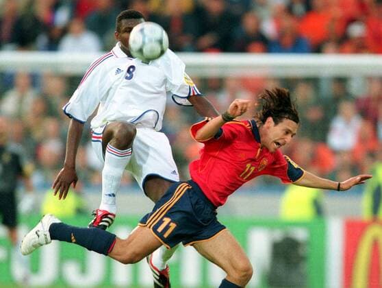 Marcel Desailly (li., Frankreich) gegen Alfonso Perez (Spanien) Fußball EM Herren Europameisterschaft 2000, Länderspiel, Nationalmannschaft, Nationalteam, Nationaltrikot, Gruppe Jan-Breydel-Stadion Brügge Dynamik, Kampf,