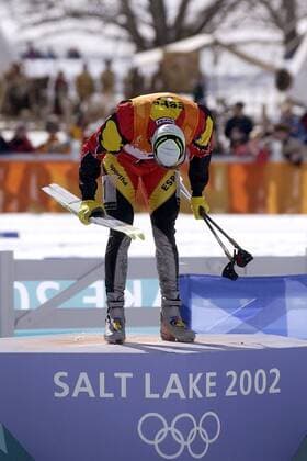 Olympiasieger Johann Mühlegg (Spanien) verbeugt sich bei der Siegerehrung Nordischer Skilauf OS Winter Herren Olympische Winterspiele 2002, Olympia, Olympiade, Spiele, Ski nordisch, Skisport, Langlauf, Vdig Einzelbild Soldier Hollow Salt Lake City Utah