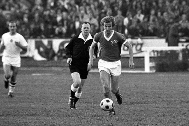 Hans-Jürgen Kreische (DDR) am Ball, dahinter Schiedsrichter Sarka (Tschechoslowakei) Fußball Länderspiel Herren Nationalmannschaft 1973, Nationalteam, Nationaltrikot, Freundschaftsspiel, DDR-Ungarn 2:1 Gruppe Ernst-Thälmann-Stadion Karl-Marx-Stadt
