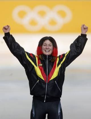 Olympiasiegerin Claudia Pechstein (Deutschland) - Siegesjubel mit Perücke Eisschnellauf OS Winter Damen Olympische Winterspiele 2002, Olympia, Olympiade, Spiele, Eisschnellaufen, Eisschnelllaufen Einzelbild Utah Olympic Oval Salt Lake City Glück, Freude,