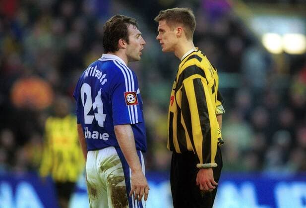 Marc Wilmots (li., Schalke) und Sebastian Kehl (BVB) geraten aneinander Fußball 1. BL Herren Saison 2001 2002, Borussia Dortmund - FC Schalke 04 1:1 Gruppe Westfalenstadion Dortmund