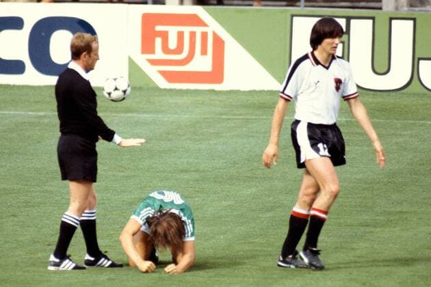V. li.: FIFA-Schiedsrichter Adolf Prokop (DDR), Sam McIlroy (Nordirland) und Anton Pichler (Österreich) Fußball WM Herren Weltmeisterschaft 1982, Nationalmannschaft, Nationalteam, Österreich - Nordirland 2:2 Gruppe Estadio Vicente Calderon, Länderspiel Madrid