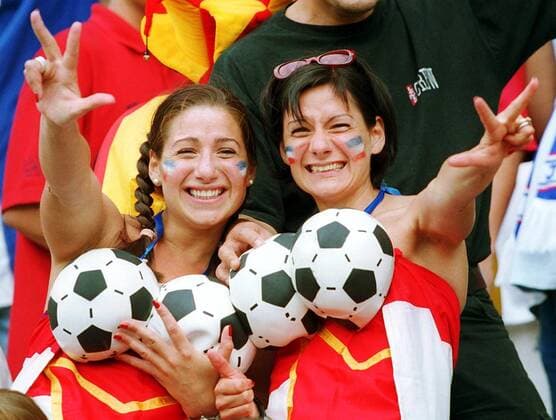 Weibliche serbische Fans unterstützen mit originellen BHs ihr Team Fußball EM Herren Europameisterschaft 2000, Länderspiel, Gruppe C, Gruppenspiel, Jugoslawien, Serbien-Montenegro, Gruppe Jan-Breydel-Stadion Brügge Begeisterung, Freude,