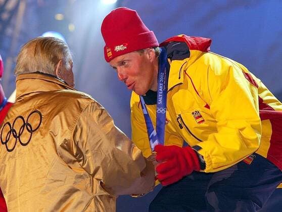 Olympiasieger Johann Mühlegg (re.) empfängt die Goldmedaille von Landsmann Juan Antonio Samaranch (beide Spanien), Ehrenpräsident des IOC Nordischer Skilauf OS Winter Herren Olympische Winterspiele 2002, Olympia, Olympiade, Spiele, Ski Nordisch, Skisport, Vdig, close Gruppe Olympic Medals Plaza Salt Lake City Glück, Unterwerfung, Freude,