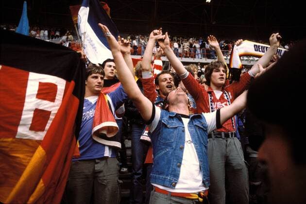 BRD-Fans - irritierter Jubel nach dem Skandalspiel Fußball WM Herren Weltmeisterschaft 1982, Nationalmannschaft, Nationalteam, BR Deutschland - Österreich 1:0 Totale Estadio El Molinon, Länderspiel Gijon