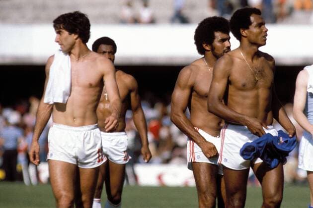 V. li.: Juan Oblitas, Rafael Salguero und Teofilo Cubillas (alle Peru) - Abgang Fußball WM Herren Weltmeisterschaft 1982, Länderspiel, Nationalmannschaft, Nationalteam, Italien - Peru 1:1 Gruppe Estadio Balaidos Vigo