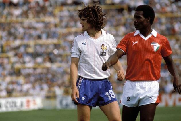 Didier Six (Frankreich, li.) und Naeem Mubarrak (Kuwait) Fußball WM Herren Weltmeisterschaft 1982, Länderspiel, Nationalmannschaft, Nationalteam, Frankreich - Kuwait 4:1 Gruppe Estadio Jose Zorrilla Valladolid