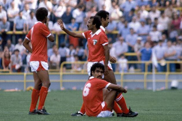 Faisal Al Dakheel (Kuwait, Boden) mit seinen Mannschaftskollegen Fußball WM Herren Weltmeisterschaft 1982, Länderspiel, Nationalmannschaft, Nationalteam Gruppe Estadio Jose Zorrilla Valladolid Enttäuschung,