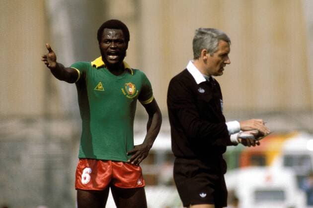 Emmanuel Kunde (Kamerun) ist unzufrieden mit der Entscheidung von FIFA-Schiedsrichter Alexis Ponnet (Belgien) Fußball WM Herren Weltmeisterschaft 1982, Länderspiel, Nationalmannschaft, Nationalteam Gruppe Estadio Riazor La Coruna