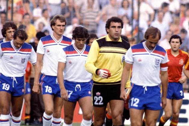 V. re.: Mills, Torwart Peter Shilton, Kenny Sansom, Phil Thompson und Wilkins (alle England) - Einmarsch Fußball WM Herren Weltmeisterschaft 1982, Länderspiel, Nationalmannschaft, Nationalteam, England Gruppe Estadio Santiago Bernabeu Madrid