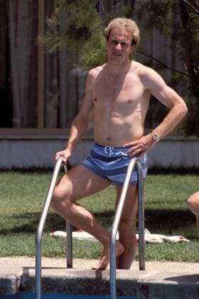 Karl-Heinz Rummenigge (BRD) am Swimmingpool Fußball WM Herren Weltmeisterschaft 1982, Nationalmannschaft, Nationalteam, BR Deutschland Einzelbild Madrid, Karlheinz