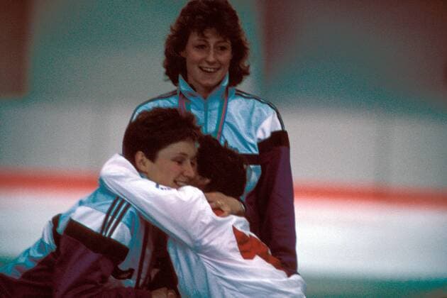 Olympiasiegerin Christa Rothenburger (DDR) und die sich umarmenden Karin Kania (DDR, li.) und Bonnie Blair (USA) Eisschnellauf OS Winter Damen Olympische Winterspiele 1988, Olympia, Olympiade, Eisschnelllauf, Eisschnellaufen, Eisschnelllaufen Gruppe Olympic Oval Calgary Harmonie, Freude,