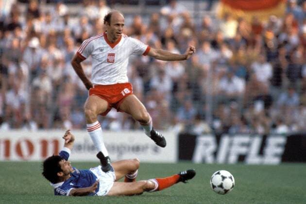 Gerard Soler (Frankreich, unten) im Duell mit Grzegorz Lato (Polen) Fußball WM Herren Weltmeisterschaft 1982, Länderspiel, Spiel um Platz 3, Polen - Frankreich 3:2 Gruppe Estadio Jose Rico Perez Alicante Dynamik,