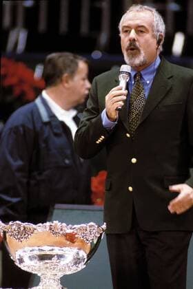 ARD-Moderator Heribert Faßbender (Deutschland) und der Pokal Tennis Herren Davis Cup Finale 1993, Daviscup, Endspiel, Vdia Einzelbild Düsseldorf