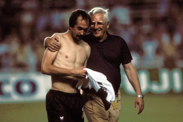 Bundestrainer Jupp Derwall (re.) und der noch immer untröstliche Uli Stielike (beide BRD) Fußball WM Herren Weltmeisterschaft 1982, Länderspiel, Halbfinale, BR Deutschland Gruppe Estadio Sanchez Pizjuan Sevilla Enttäuschung, Freude,