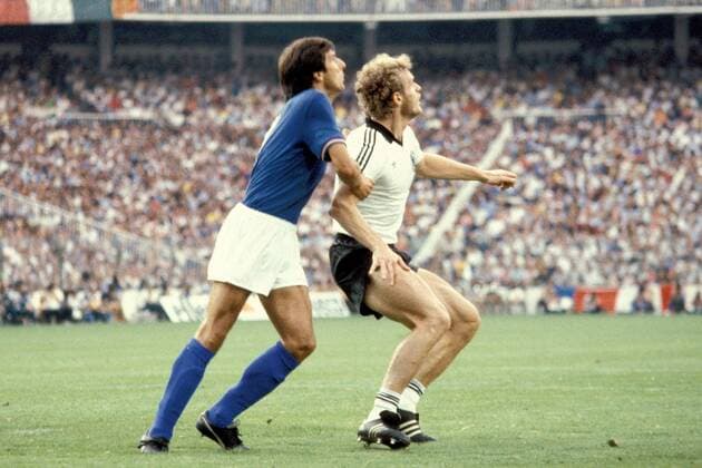 Hans-Peter Briegel (BRD, re.) im Duell mit Gaetano Scirea (Italien) Fußball WM Herren Weltmeisterschaft 1982, Länderspiel, Finale, Endspiel, BR Deutschland Gruppe Estadio Santiago Bernabeu Madrid Dynamik,