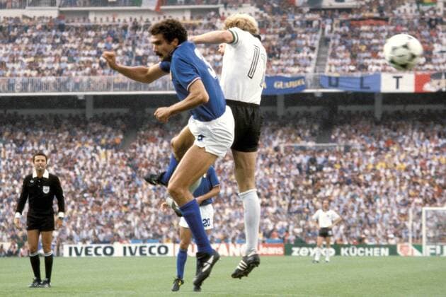 Giuseppe Bergomi (Italien, li.) gegen Karl-Heinz Rummenigge (BRD) Fußball WM Herren Weltmeisterschaft 1982, Länderspiel, Finale, Endspiel, Italien - BR Deutschland 3:1 Gruppe Estadio Santiago Bernabeu Madrid Dynamik,