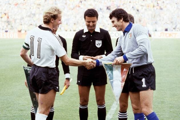 Karl-Heinz Rummenigge (BRD, li.) und Torwart Dino Zoff (Italien) - shakehands; Mitte: FIFA-Schiedsrichter Arnaldo Coelho (Brasilien) Fußball WM Herren Weltmeisterschaft 1982, Länderspiel, Finale, Endspiel, Italien - BR Deutschland 3:1 Gruppe Estadio Santiago Bernabeu Madrid Harmonie,