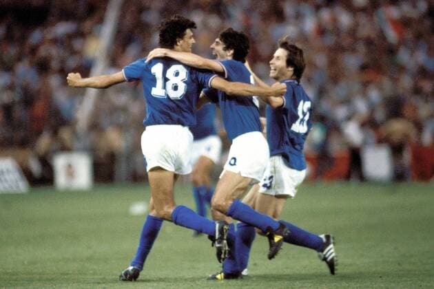 V. li.: Alessandro Altobelli, Paolo Rossi und Oriali (alle Italien) - Torjubel Fußball WM Herren Weltmeisterschaft 1982, Länderspiel, Finale, Endspiel Gruppe Estadio Santiago Bernabeu Madrid Freude, Begeisterung,