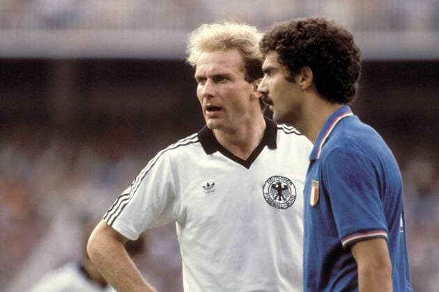 Karl-Heinz Rummenigge (BRD, li.) und Giuseppe Bergomi (Italien) Fußball WM Herren Weltmeisterschaft 1982, Länderspiel, Finale, Endspiel, Italien - BR Deutschland 3:1 Gruppe Estadio Santiago Bernabeu Madrid