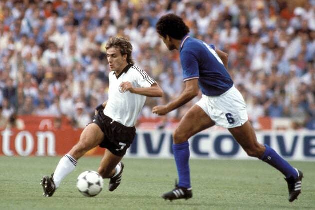 Pierre Littbarski (BRD, li.) im Duell mit Claudio Gentile (Italien) Fußball WM Herren Weltmeisterschaft 1982, Länderspiel, Finale, Endspiel, Italien - BR Deutschland 3:1 Gruppe Estadio Santiago Bernabeu Madrid Dynamik,