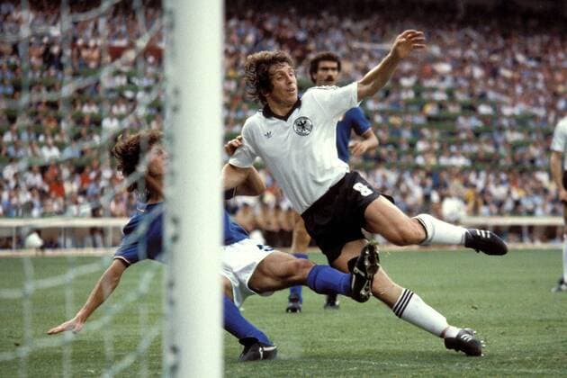 Klaus Fischer (BRD, re.) im Duell mit Fulvio Collovati (Italien) Fußball WM Herren Weltmeisterschaft 1982, Länderspiel, Finale, Endspiel, Italien - BR Deutschland 3:1 Gruppe Estadio Santiago Bernabeu Madrid Dynamik, Kampf,