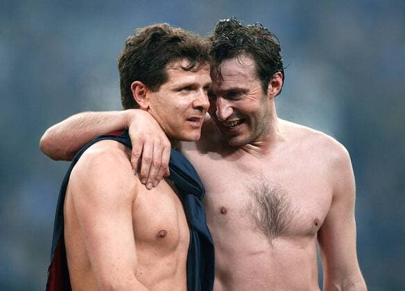 Marc Wilmots (re.) umarmt Andreas Möller (beide Schalke) nach dem Spiel Fußball 1. BL Herren DFB-Pokal 2001 2002, Pokalspiel, Halbfinale, FC Schalke 04 - FC Bayern München 2:0 n.V. Gruppe Arena AufSchalke Gelsenkirchen Harmonie Freude, Kameradschaft,