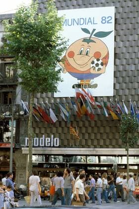 Naranjito - Das Maskottchen der WM 1982 Fußball WM Herren Weltmeisterschaft 1982, City, Stadt, Stadtbild Totale Barcelona
