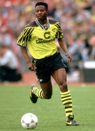 Ibrahim Tanko (BVB) am Ball Fußball 1. BL Herren Saison 1994 1995, Borussia Dortmund Einzelbild Westfalenstadion Dortmund Dynamik,
