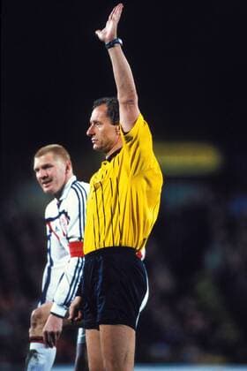 Schiedsrichter Hellmut Krug (Gelsenkirchen), dahinter Effenberg (Bayern) Fußball 1. BL Herren Saison 2001 2002, FC Bayern München Gruppe Stadion am Millerntor Hamburg