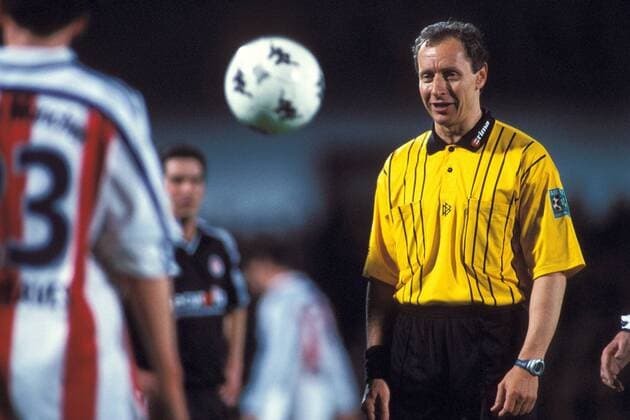 Schiedsrichter Hellmut Krug (Gelsenkirchen) hypnotisiert den Ball... Fußball 1. BL Herren Saison 2001 2002, FC St. Pauli - FC Bayern München 2:1 Gruppe Stadion am Millerntor Hamburg