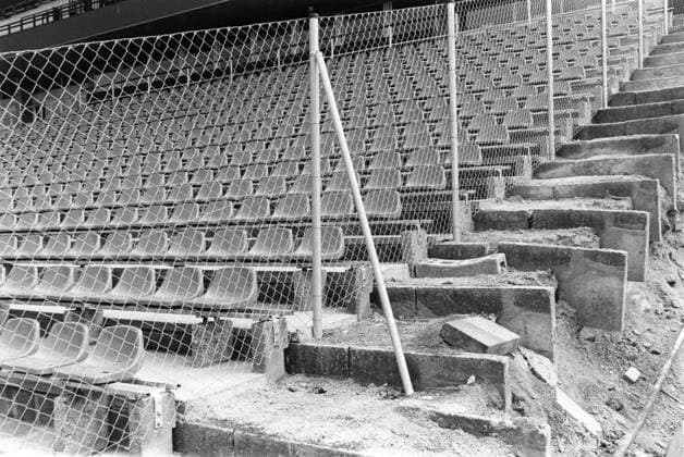 Neue Bestuhlung im Friedrich-Ludwig-Jahn-Sportpark Herren DDR-Sportstätten 1994, Stadion, Renovierung Totale Friedrich-Ludwig-Jahn-Sportpark Berlin Leere,