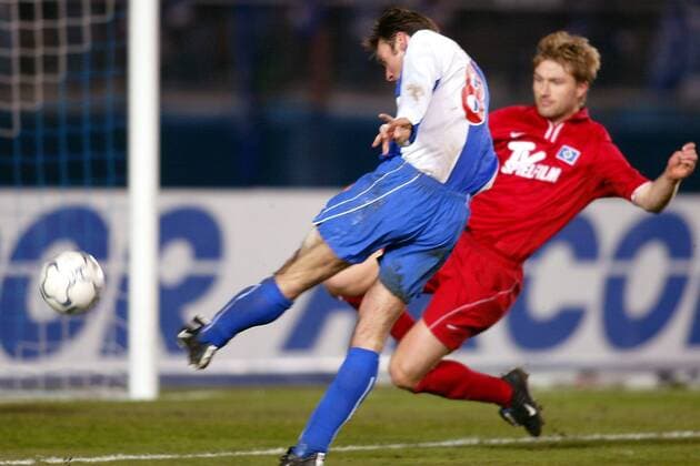 Bart Goor (Hertha) vollendet zum zweiten seiner vier Treffer Fußball 1. BL Herren Saison 2001 2002, Hertha BSC Berlin - Hamburger SV 6:0, Hamburg, HSV, Vdig Gruppe Olympiastadion Berlin Dynamik,