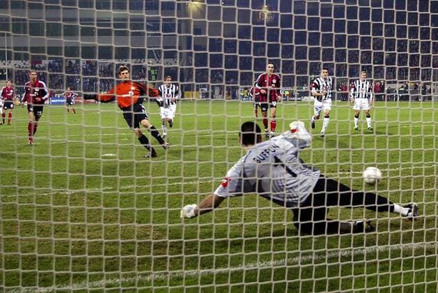 Torwart Hans-Jörg Butt (li., Leverkusen) verwandelt den Elfmeter gegen Torhüter Gianluigi Buffon (Juve) zum Führungstreffer Fußball EC 1 Herren Champions League 2001 2002, Bayer 04 Leverkusen - Juventus Turin (Italien) 3:1, Vdig Totale BayArena Leverkusen Dynamik,