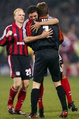 Lucio (hinten) umarmt Torwart Hans-Jörg Butt (beide Leverkusen) Fußball EC 1 Herren Champions League 2001 2002, Bayer 04 Leverkusen, Vdig Gruppe BayArena Leverkusen Freude, Begeisterung